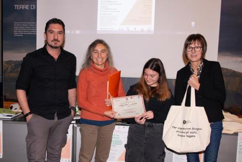 Grazia Gironella premia la seconda classificata Ludovica Bugea con la Dirigente Carla Fabbro e l'insegnante Mauro Sfreddo