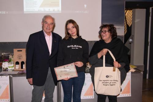 I Giurati Domenico Passaro e Giuliana Massaro premiano la terza classificata Elisa Altinier