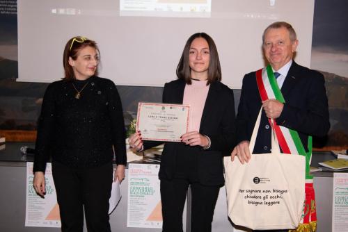 La vincitrice Elisa Marenco premiata dal Sindaco Scarabello e dalla Presidente Traclò